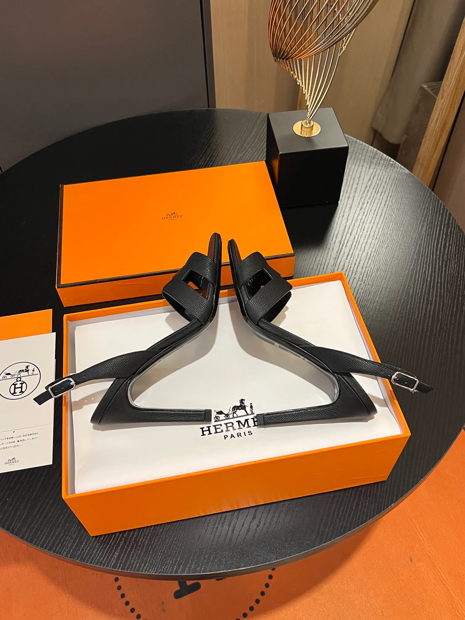 👟👟Ex-factory price 600👟👟Hermès 2023 high-heeled temperament sandals original customization! Counter synchronization! Hermès high heels have always been simple, fashionable and elegant! ! ! It can hold any style of wear, the height of 10.5cm is easy to control, and the feet feel comfortable and pressure-free! The classic and elegant style brings a sense of luxury to your feet! Highly recommended Material: Upper imported calfskin + mixed sheepskin lining Outsole: Italian genuine leather sole Size: 34-42 (34.41.42 customization is non-returnable and non-exchangeable)
